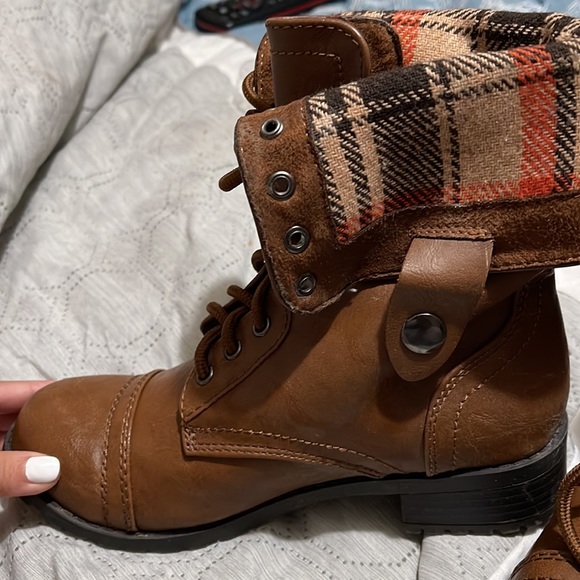 Lace up boots! Size 6. - Picture 2 of 4